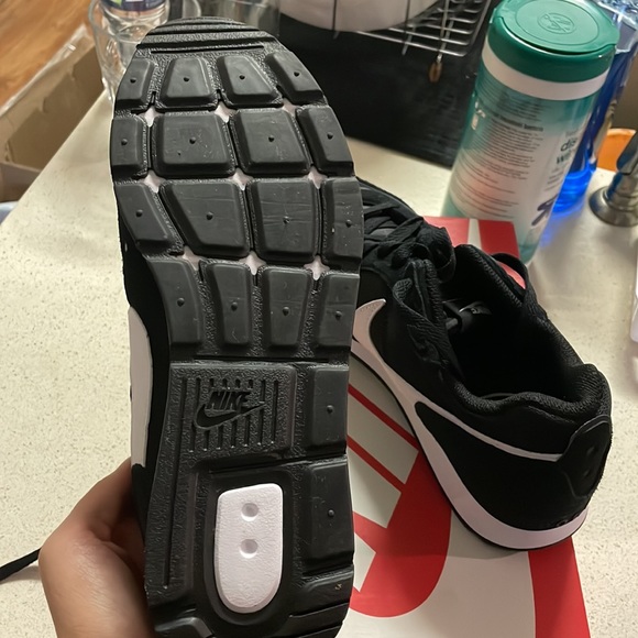 New and never used pair of Nike Venture Runners - Picture 5 of 5